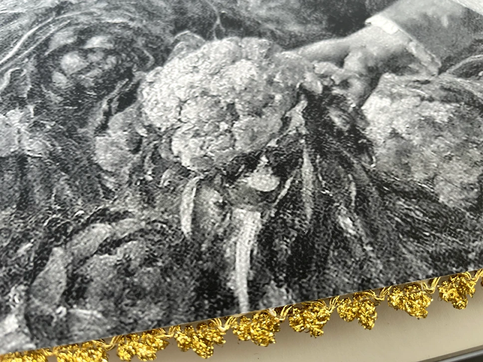 Blumenthier, Fleischwolf, Glasaugen, Kunstblumen & Holzsockel