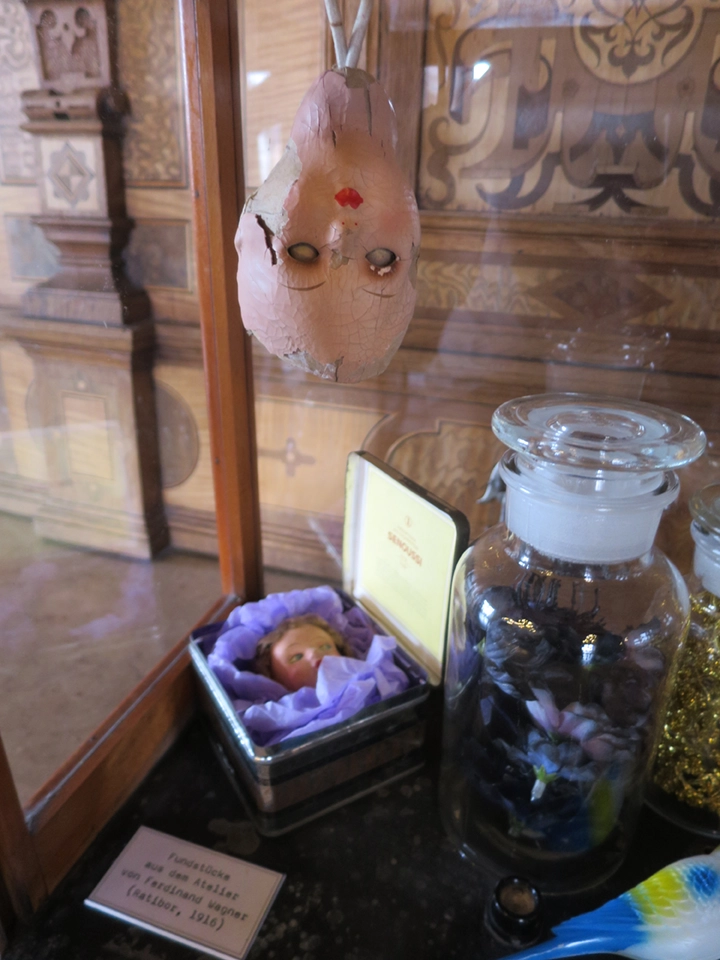 Apothekerfalschen, Pigmente, Glaskasten